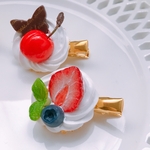 ストロベリークリームクリップ(右用)丸いタイプ☆フェイクスイーツ☆髪留め☆ヘアクリップ☆誕生日☆プレゼント☆スイーツアクセサリー☆フェイクフルーツ☆苺
