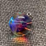 虹の結晶 ビビッド涙型ラフカット ペンダントトップ VD-684