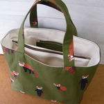 キャンバス地　レッサーパンダ柄の仕切りつきトートバッグ