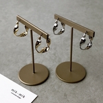 ねじれたフープピアス