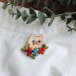 刺繍ブローチ🐈‍⬛お花と猫＊刺繍アクセサリー