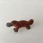 ハッピーエンドをもたらす奇妙な生き物の手刺繍ブローチ