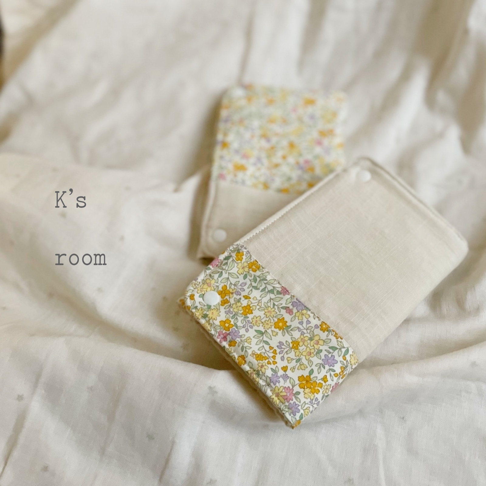 ハンドメイド 三角スタイ(黄色花柄) ハンドメイド 三角スタイ(黄色花柄)