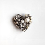 中サイズ　con Blanco ４  Antique Silver Beads Reunion ハートのビーズ刺繍ブローチ