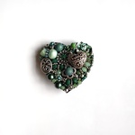 中サイズ　con Verde ８   Antique Silver Beads Reunion  ハートのビーズ刺繍ブローチ