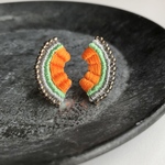 翼の刺繍ピアス/イヤリング　オレンジ