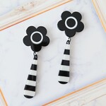 モノクロのお花とボーダーのピアス