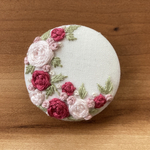 刺繍くるみボタン（ヘアゴム/ブローチ）
