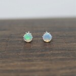 ４ミリ オパール ピアス　＠サージカルステンレス