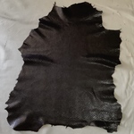 ヤギ丸革  🆕  ブラック　ヘビ柄　蛇柄　　1枚　やぎ　丸革 本革　レザー小物　ハンドメイド　レザークラフト　革　レザー　leathercraft　山羊革﻿ 　レザークラフト材料　