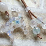 ◇3261 🌈✨ムーンストーンとオパールの白猫　オルゴナイトのロングペンダント・中サイズ🐈🌺 ※スエード革紐タイプ・約84㎝【金属アレルギー対応デザイン】