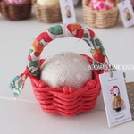 ミニチュアかごのピンクッション　赤いかご