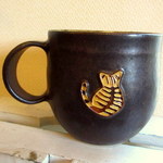 下永久美子　チヤトラ猫のマグカップ＊茶