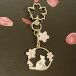 人気❤︎【送料無料】♡にゃんこと桜のキーホルダー♡ ピンクと白のグラデーションが可愛い❤︎桜のミニチャーム付き