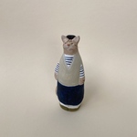 ④ベストを着た猫　見上げる（茶トラ）