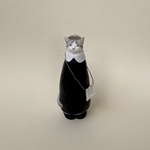 ⑥黒いワンピースの猫　見つめる（サバ白）
