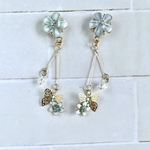 《値下げ》お花と蝶々のユラユラ耳飾り