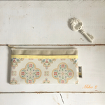 フラットポーチ　3Dマスクケース Arabesque Cookies (White×Multi) 