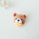 【羊毛フェルト】パンをかじるクマのブローチ🧸
