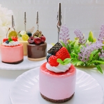 ベリークリームのムースケーキメモスタンド☆ フェイクスイーツ☆ スイーツデコ ☆誕生日☆クレイケーキ☆メモスタンド