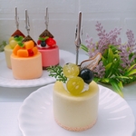 ジューシーなマスカットと巨峰のムースケーキメモスタンド☆ フェイクスイーツ☆ スイーツデコ ☆誕生日☆クレイケーキ☆メモスタンド