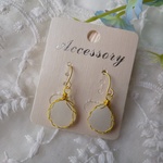 白のシーグラスのピアスorイヤリング（フレーミング）