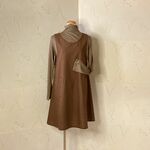 ミルクチョコ色綿ポリ無地　ふんわりすっきり・フレアーエプロンドレス　95