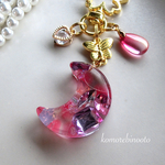 ビジューと水晶を入れた三日月キーホルダー　レジン