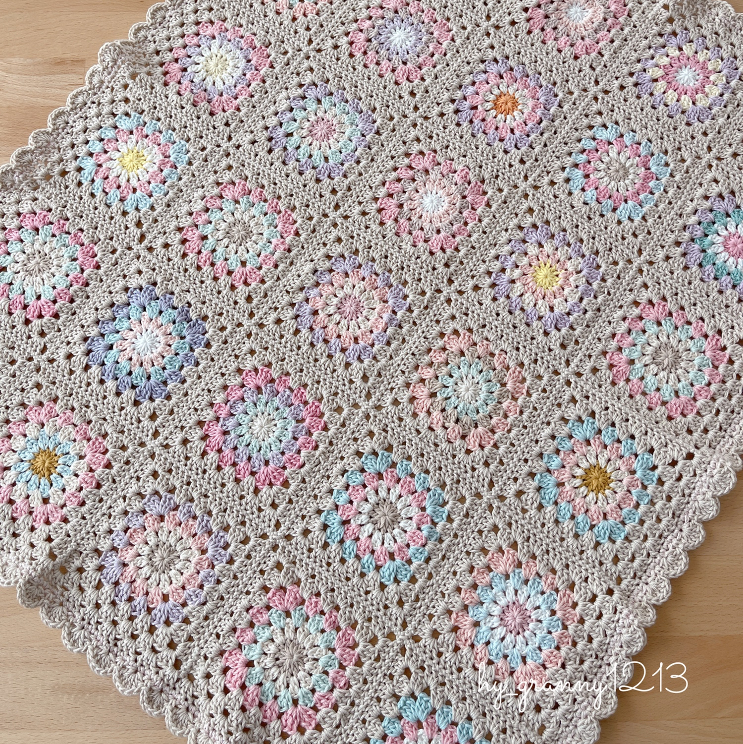 グラニースクエアモチーフの小さめなひざ掛け🌸コットンの