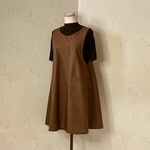 ミルクチョコ色綿ポリ無地　横ボタンのふんわりすっきりフレアーエプロンドレス　93