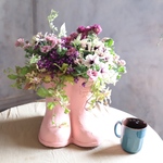 ホイップマカロンとカンポーチュニアの花束植えブーツ　ピンク
