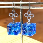 ブルーの綺麗なキューブ型ピアス／イヤリング