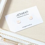 ホワイト×シェル猫ちゃんピアス/イヤリング＊小ぶり＊
