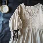 生成りリネンと刺繍のVネックワンピ♪
