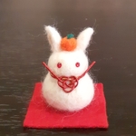【受注作成】羊毛フェルトの干支お正月飾り　うさぎ鏡餅(ミニミニ赤目)