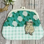 花冠を持ったデグー(サンド)の手刺繍がま口ポーチ【ブローチ取り外し可能】