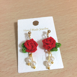 送料無料☆ちりめん花 - 赤ミニ薔薇ノンホールピアス