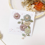 くすみカラーのたっぷりお花刺繍ピアス/イヤリング