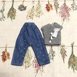 ナチュラルなTシャツ&パール付きデニム風パンツ