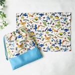 【お洗濯に強いランチョンマット+給食袋のセット】　早く乾く♬アイロンがけラクチン♬人気のランチョンマットのセットです。　お気に入りの柄をセットでお届け　きょうりゅう・生成りのランチョンマットと給食袋