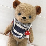ハンドメイド　キノコモチーフピン留ボーダーベストを着たテディベア風クマ🧸ぬいぐるみ　F70