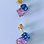 おチビさんミニミニサイズのサイコロみたいな氷のピアス