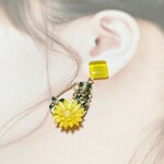 たんぽぽとガラスタイルのイヤリング／ピアス