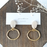 ★a"Elegant atmosphere…"　春　フォーマル　ゆらゆら揺れる　ホワイト×ゴールド　大ぶり　大人可愛いピアス／イヤリングe