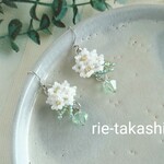 ビーズステッチの紫陽花とスワロフスキーが揺れるピアス  ホワイト       