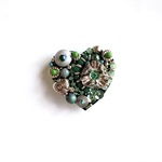 中サイズ　con Verde 10   Antique Silver Beads Reunion  ハートのビーズ刺繍ブローチ