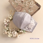 💓ワイド幅　グレー播州織と接触冷感コットンフライスで作った立体マスク　ローズ柄ハイボビンレースダブル&1本ローズ柄コットンレースモチーフ　ペールグレーリボン　ペールグレーパール調ビーズ　ポケットタイプ