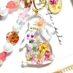 ハンドメイド＊レジン うさぎ キーホルダー クリア パール ドライフラワー 天然石 ローズクォーツ チェコビーズ ビーズ ネザーランドドワーフ チャーム プレゼント