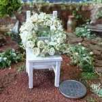 ミニチュアの花「アンティークホワイトの薔薇のリーススタンド付き」