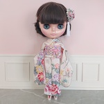 ブライス(リカちゃん)オフホワイトに薔薇模様の振袖 ①